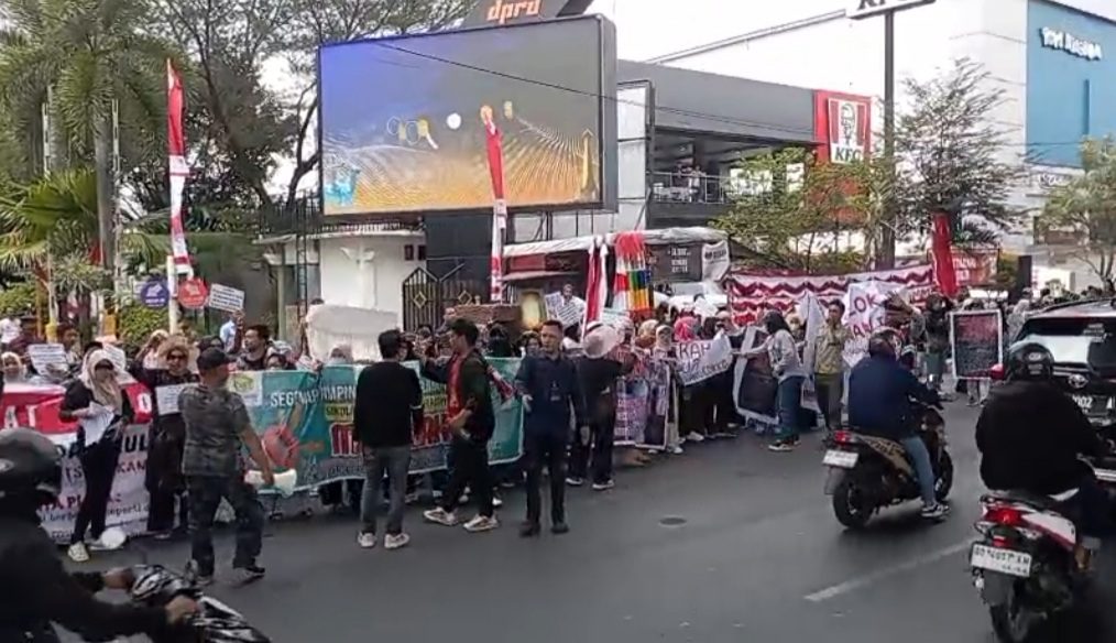 Warga Tamalanrea Demo di DPRD Makassar